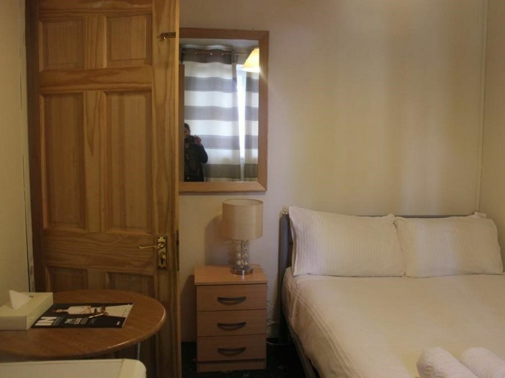 Whitechapel Rooms Hostel *