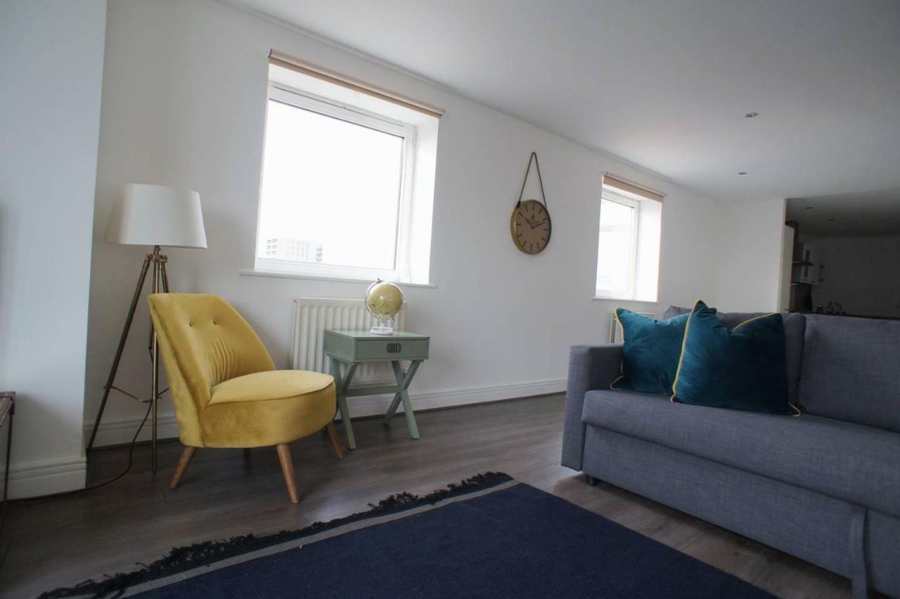 Thames View Apartment London