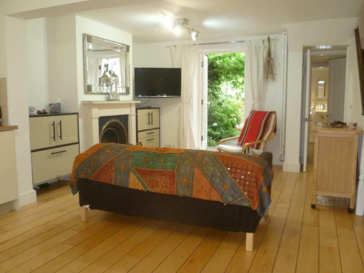 13 Wilton Square * London