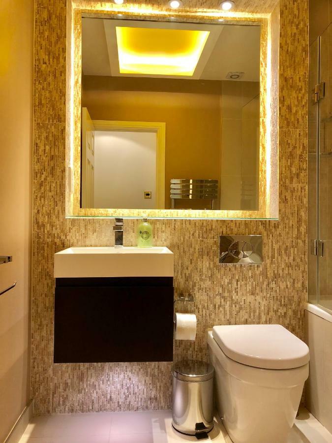 Next To Victoria Station Apartment London