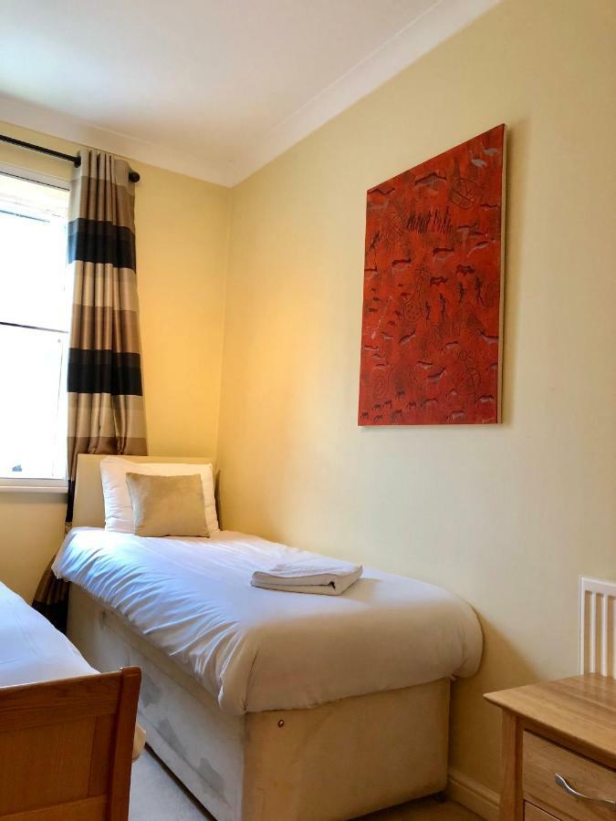 Next To Victoria Station Apartment