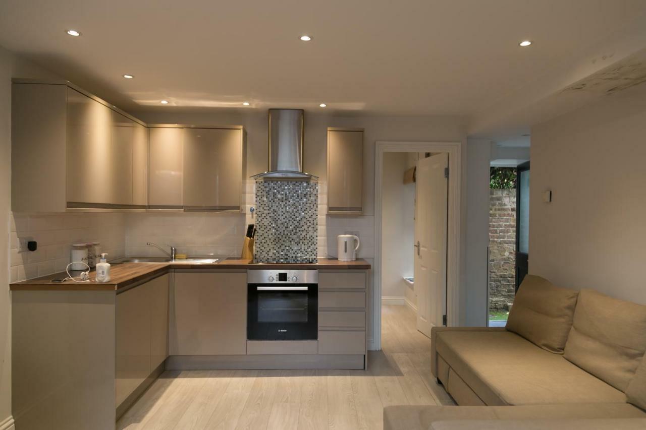 Modern Basement Flat With Garden Apartment