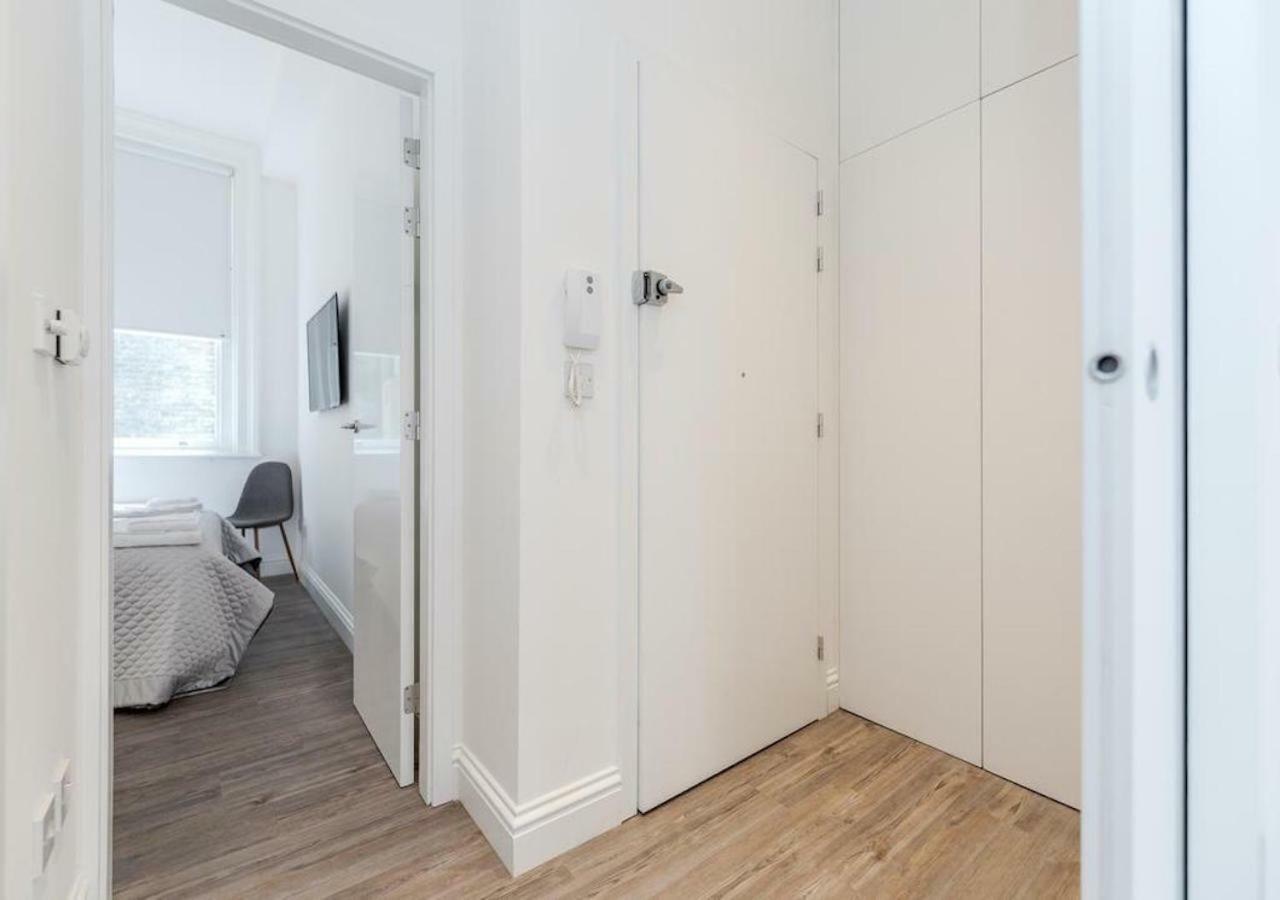 White Piccadilly Luxury Flat *