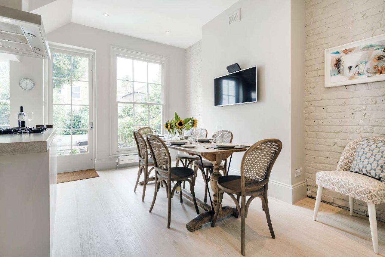 Chic Wandsworth With Patio By Underthedoormat Holiday home
