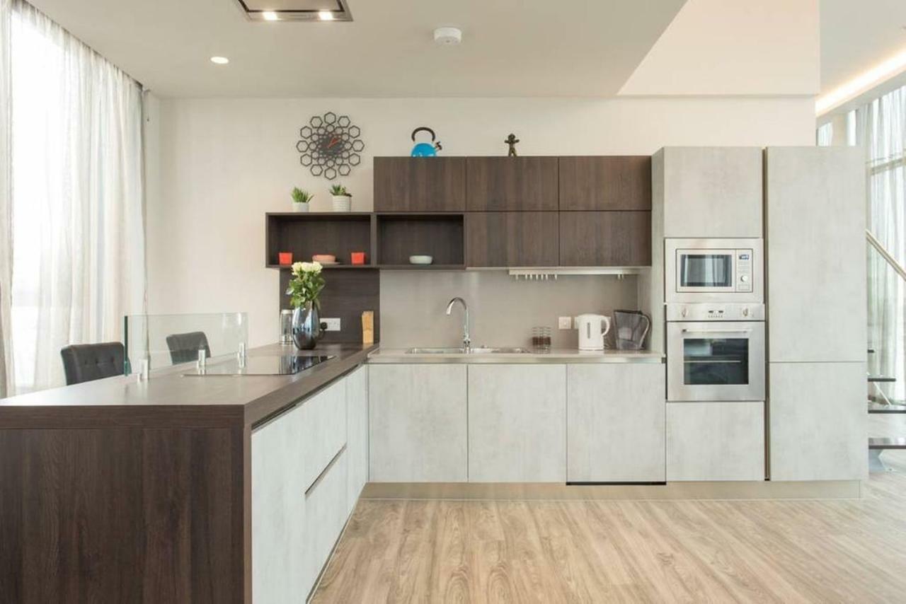 Luxury En-suite Double Room/ W Roof Terrace & Netflix Homestay *