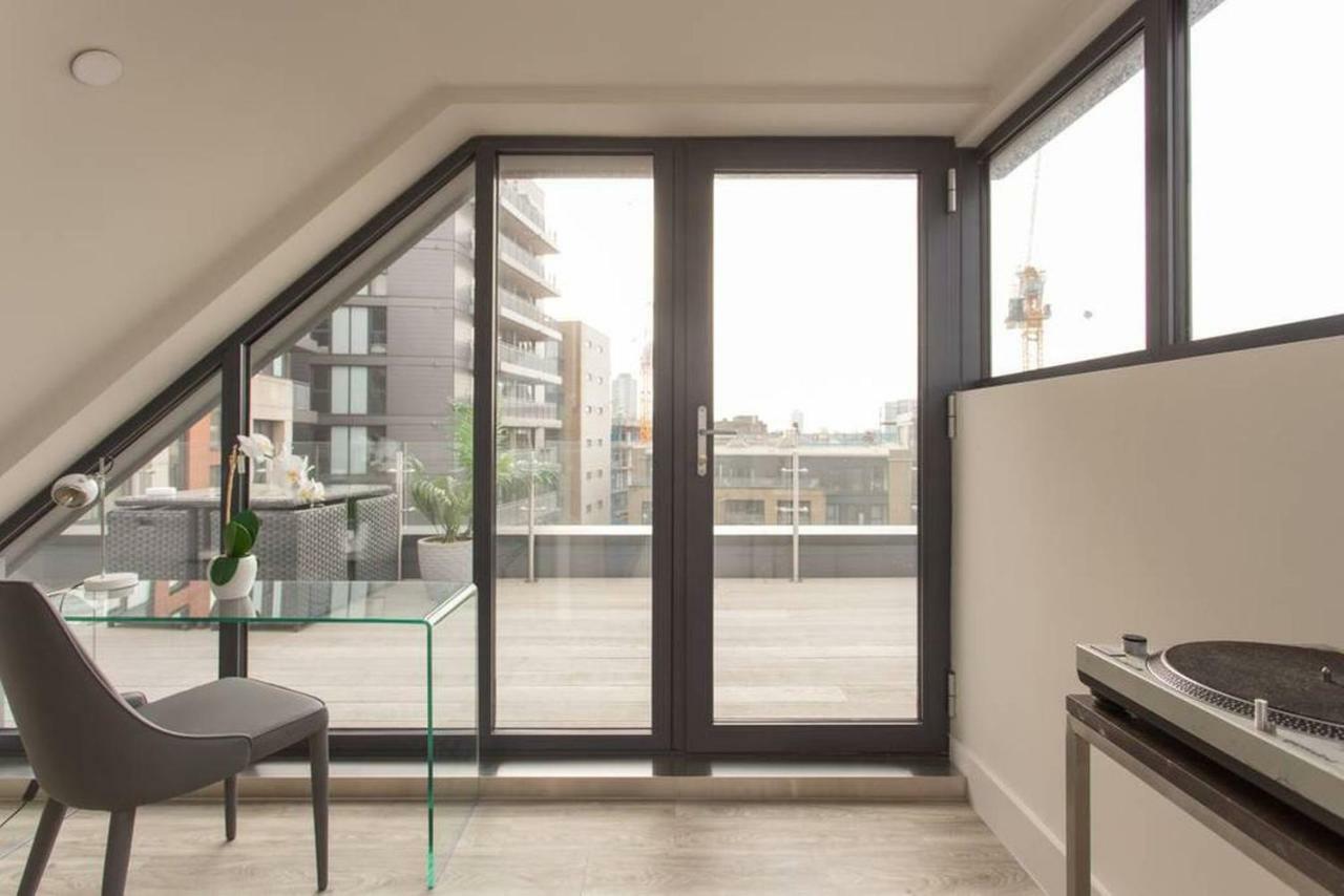 Homestay Luxury En-suite Double Room/ W Roof Terrace & Netflix London