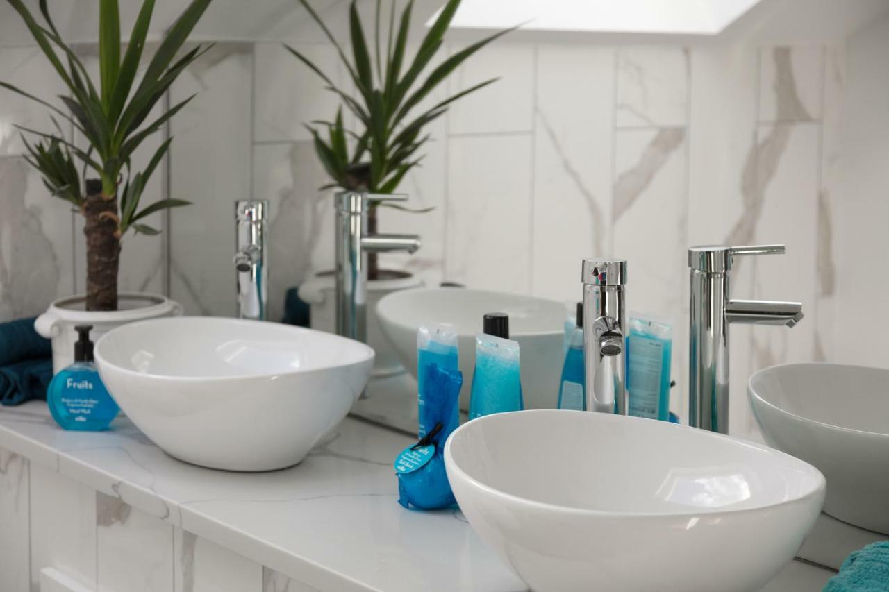 Courcy Road - 7 Bedroom - Sleeps Up To 22 * Londen
