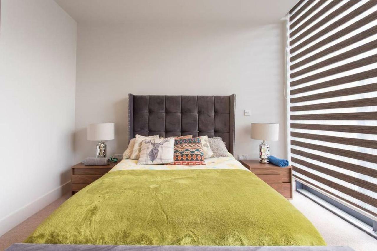 Luxury En-suite Double Room/ W Roof Terrace & Netflix Homestay *
