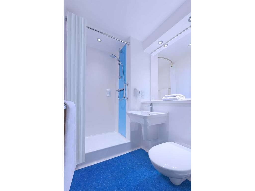 Travelodge London High Road Hotel 3*