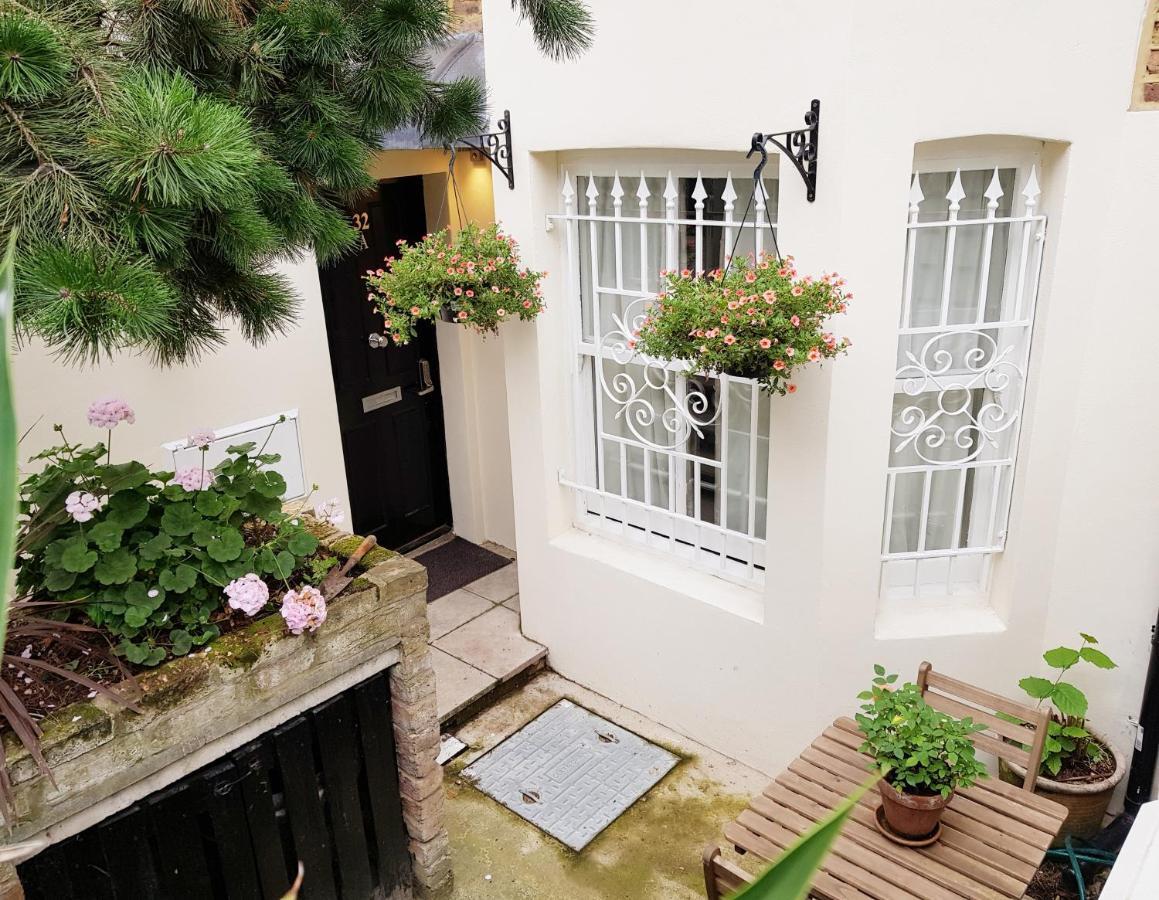 Pretty Maida Vale Studio. Cosy, Safe, Quiet. Apartamento Londres