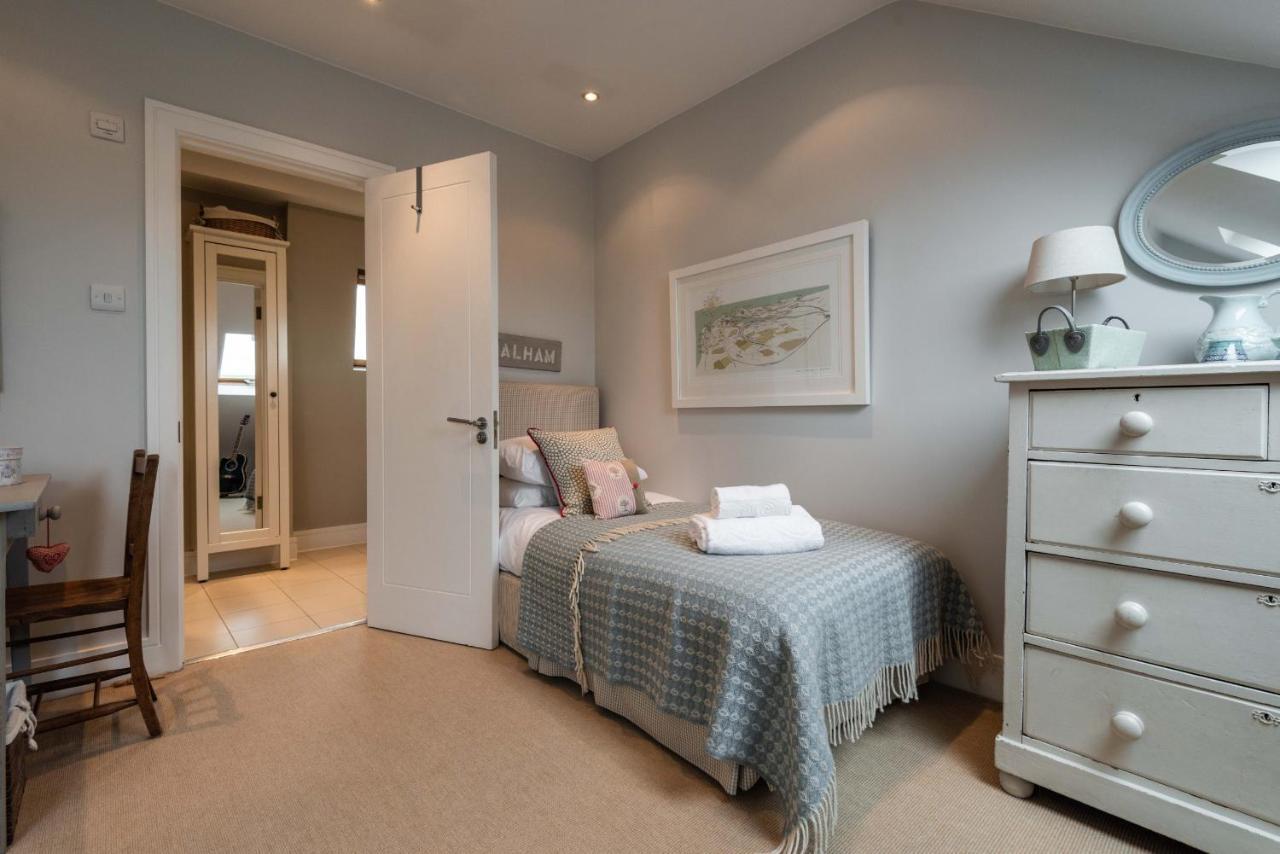 Bright Family Close To Wandsworth Common London