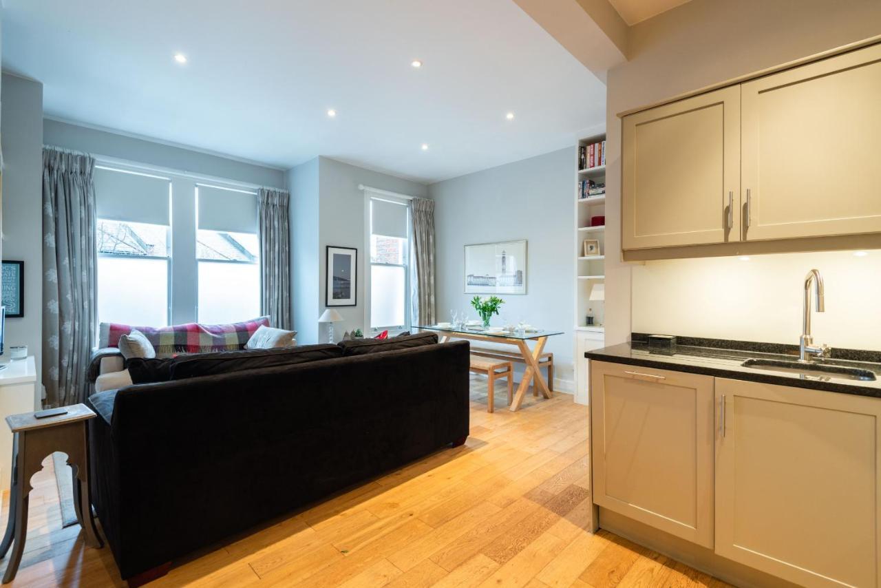 Bright Family Close To Wandsworth Common * London