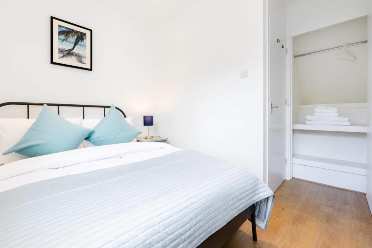 Cosy 4 Bed Apt In Central Sleeps 8 Apartment