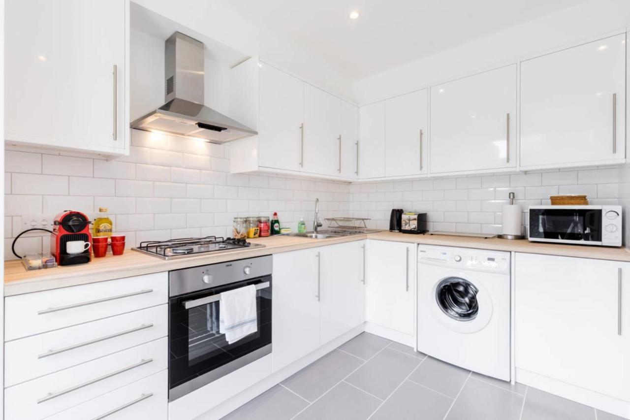 Cosy 4 Bed Apt In Central Sleeps 8 * London