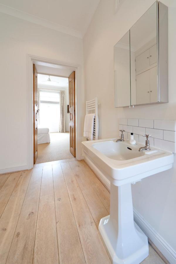 Apartment Bassett Road Iv By Onefinestay