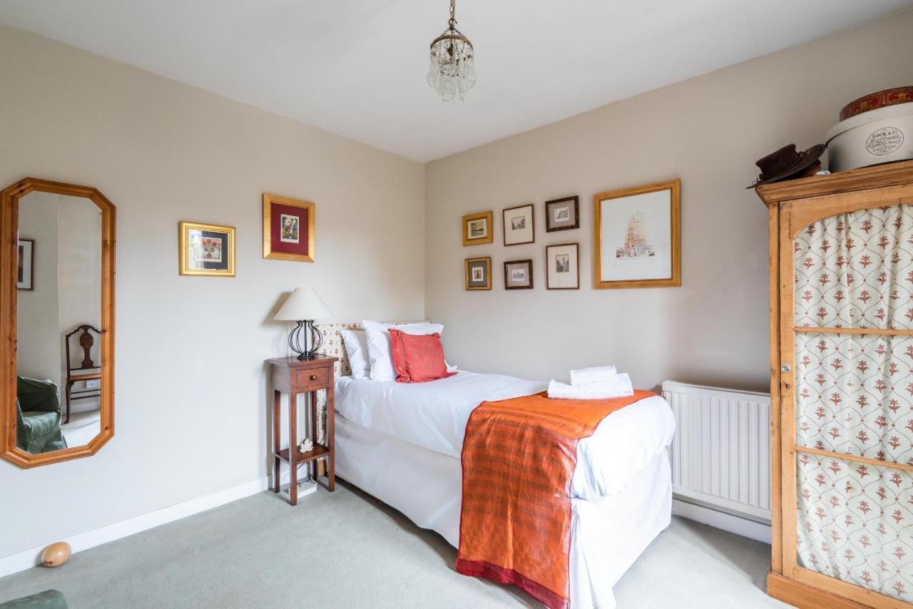 Charming Chiswick Near Ravenscourt Park By Underthedoormat Holiday home London