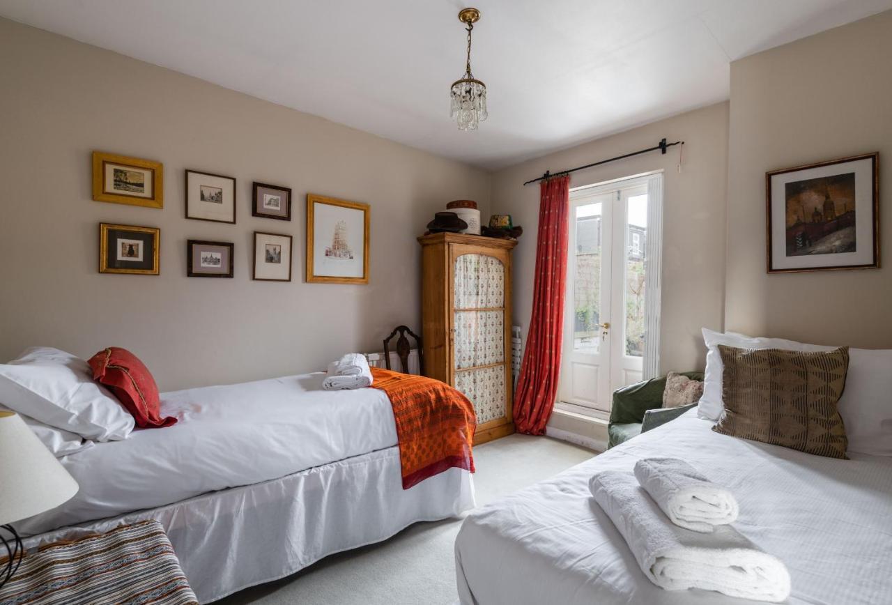 Charming Chiswick Near Ravenscourt Park By Underthedoormat Holiday home London