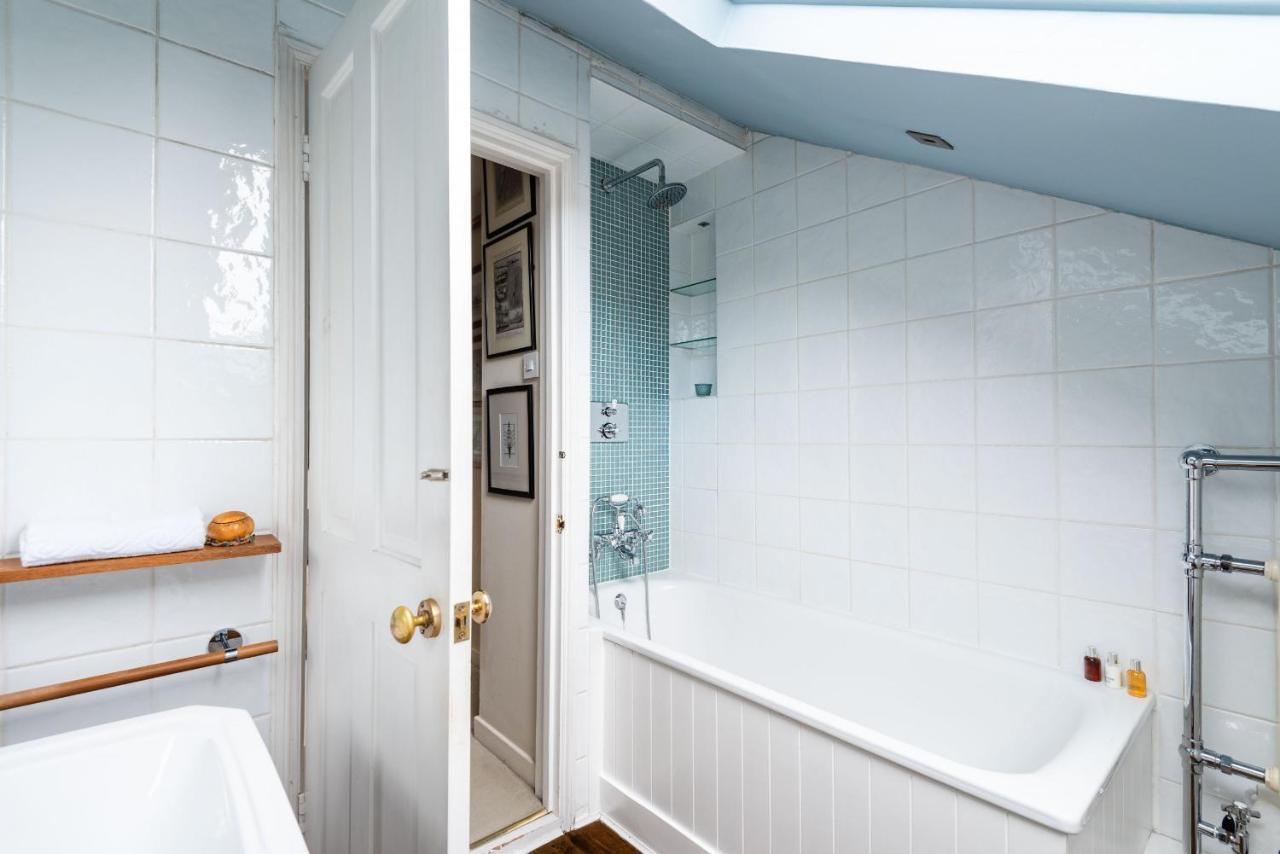 Charming Chiswick Near Ravenscourt Park By Underthedoormat Holiday home London