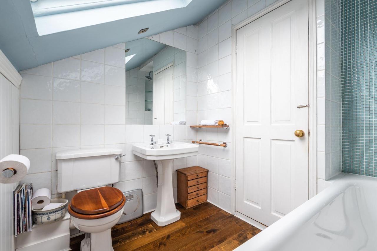Charming Chiswick Near Ravenscourt Park By Underthedoormat