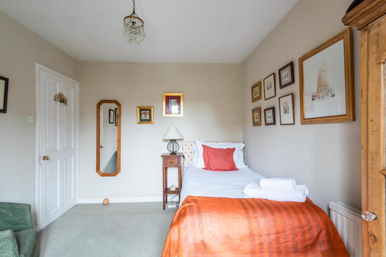 Charming Chiswick Near Ravenscourt Park By Underthedoormat