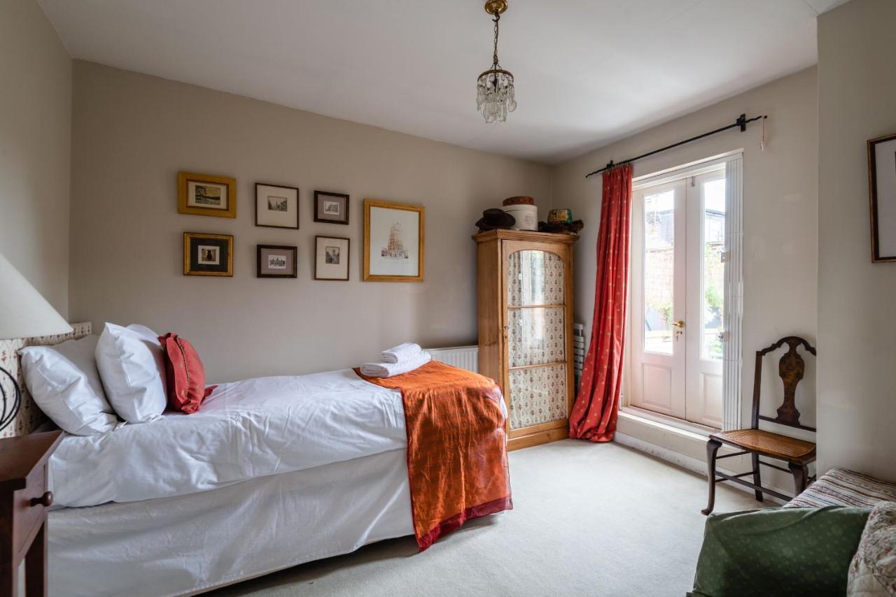 Charming Chiswick Near Ravenscourt Park By Underthedoormat *