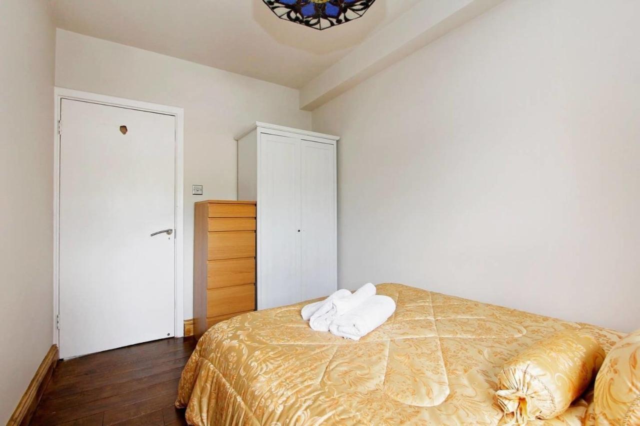 Overlooking Hyde Park Apartment *