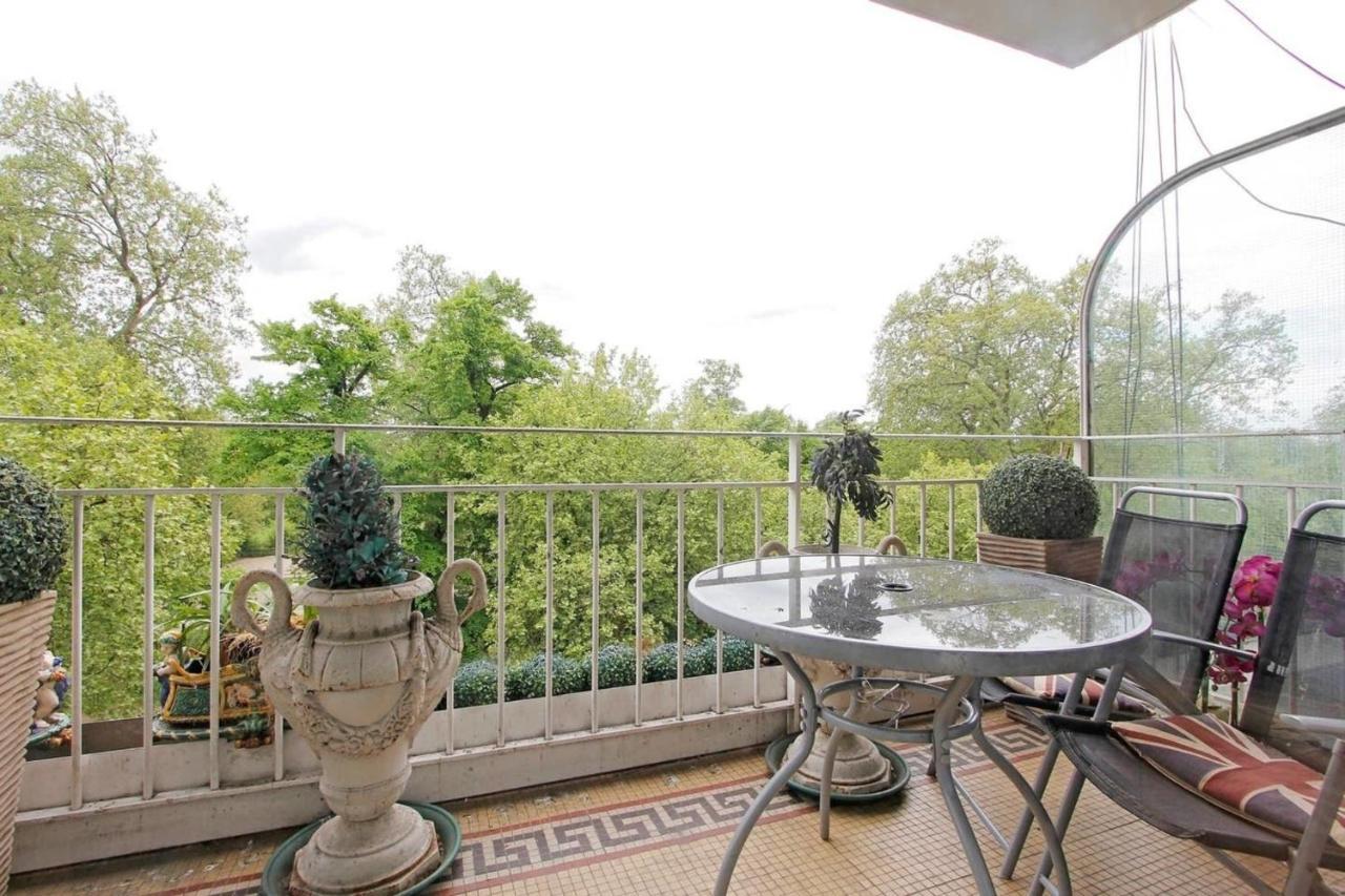 Overlooking Hyde Park Apartment