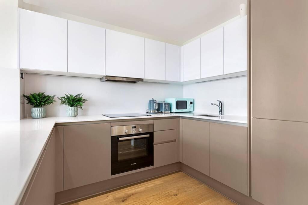 Apartment One Bedroom Modern Next To Wembley Stadium! London