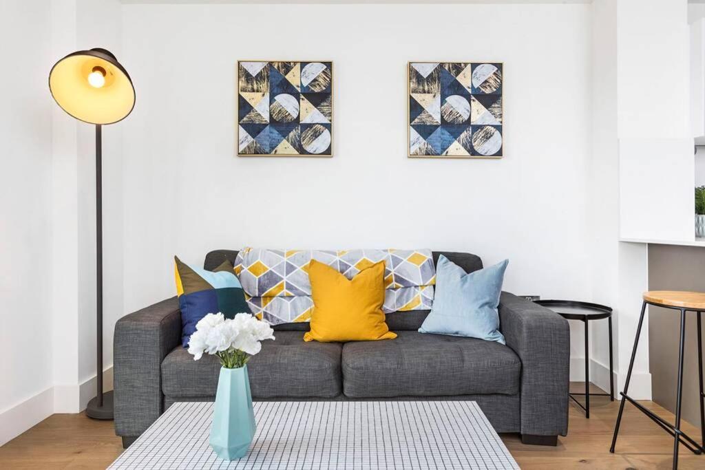 One Bedroom Modern Next To Wembley Stadium! London
