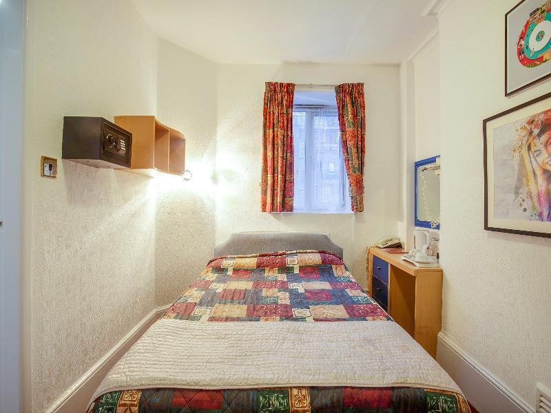 Boston Court 3*