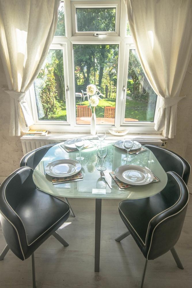 Lovely Garden Apartment In Wimbledon Town Centre With Private Parking By Wimbledon Holiday Lets Apartment London