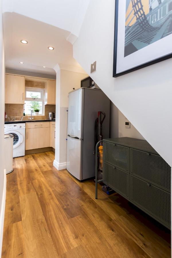 Caledonian - Bright One-bedroom With Private Decked Garden * London