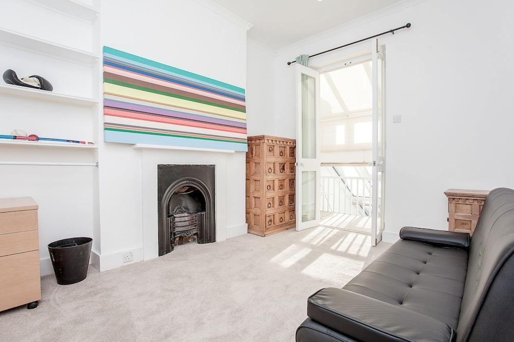 Elegant Victorian 3-bed Near Hammersmith * London
