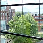 Luxury 2-Bed Flat Parking And Close To The Tube