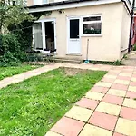 London 2 Bedroom Apartment, Kitchen, Reception&Private Garden