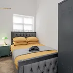 Entire 2 Bed Flat Plaistow,Canning Town Prime Location In London