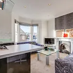 Lovely Place, Perfect For Family And Business Travellers Ideally Located Between The Commons