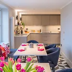 Stylish Studios, Southfields Station - Sk