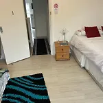 Family Room With Shared Kitchen And Bathroom In Angel Zone 1