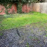 Super Convenient For Central London - Large 2 Double Bed Apartment 30 Seconds Walk To Platform Train Station And 19 Mins To London Waterloo