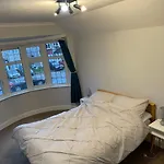 Super Convenient For Central London - Large 2 Double Bed Apartment 30 Seconds Walk To Platform Train Station And 19 Mins To London Waterloo