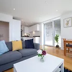 La Creme 1 Bed Apartment - Canning Town