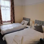 Luxury 5 Bedroom Home Near London Seven Kings Train Station- 5 Room, 6 Bed And Sleeps 8 Guest