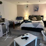 Charming Studio Apartment In London