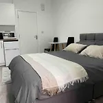 Studio Flat Private Shower Wc And Kitchenette