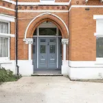 Spacious Flat In London