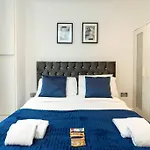 Stylish 2Bed With Sky Window