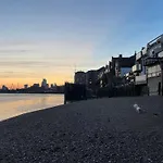 Private Riverside Bedroom In Limehouse, Central London