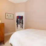 Traditional Treasure - 3 Bedroom Home By Hyde Park