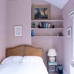 Traditional Treasure - 3 Bedroom Home By Hyde Park